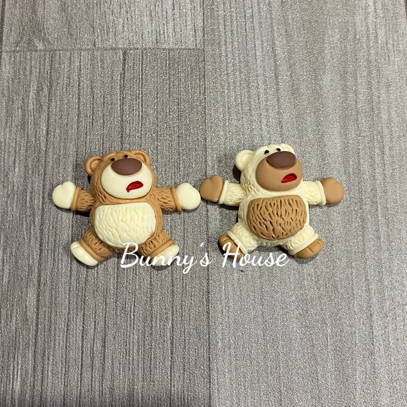 STICKER/JIBITZ/ CHARM GẤU DÂU TRANG TRÍ DÉP CROCS