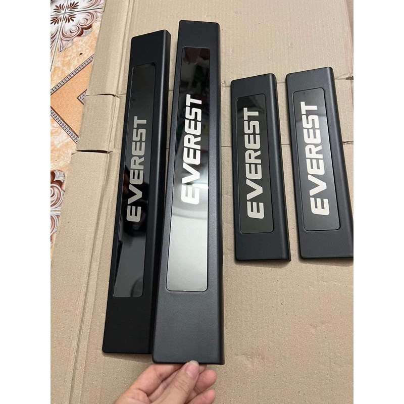 Nẹp Bước Chân Ngoài , Ốp Bậc Cửa Ngoài Nhựa Đen cao cấp Ford Everest 2017-2023 - trùm hết bậc cửa