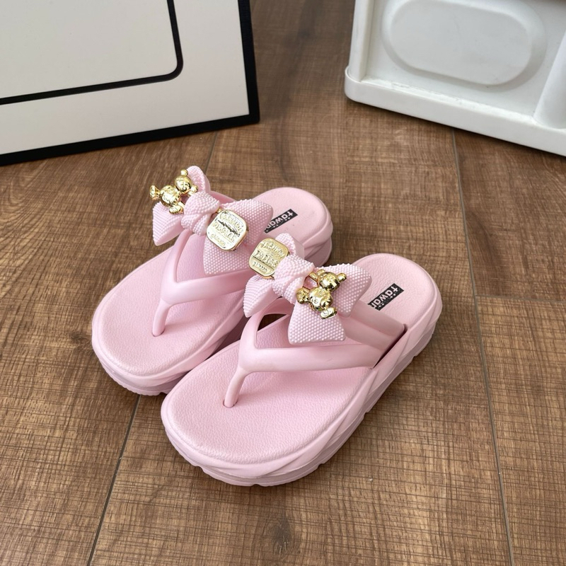 Dép xỏ ngón bé gái đế cao siêu mềm, nơ gấu dâu siêu nhẹ mềm êm chân