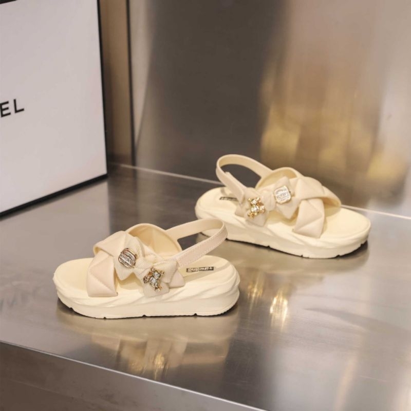 Giày quai chéo dán hình nơ gấu siêu dễ thương cho bé