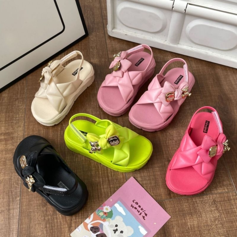 Giày quai chéo dán hình nơ gấu siêu dễ thương cho bé