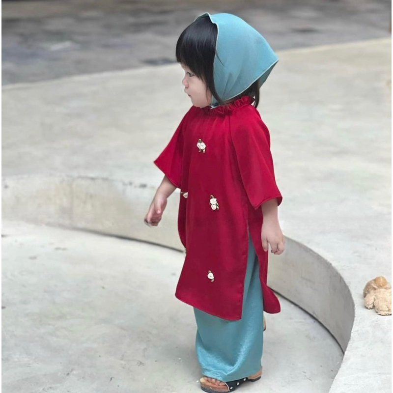Set áo dài cách tân đính hoa kèm quần và khăn trùm đầu cho bé gái 10-30kg