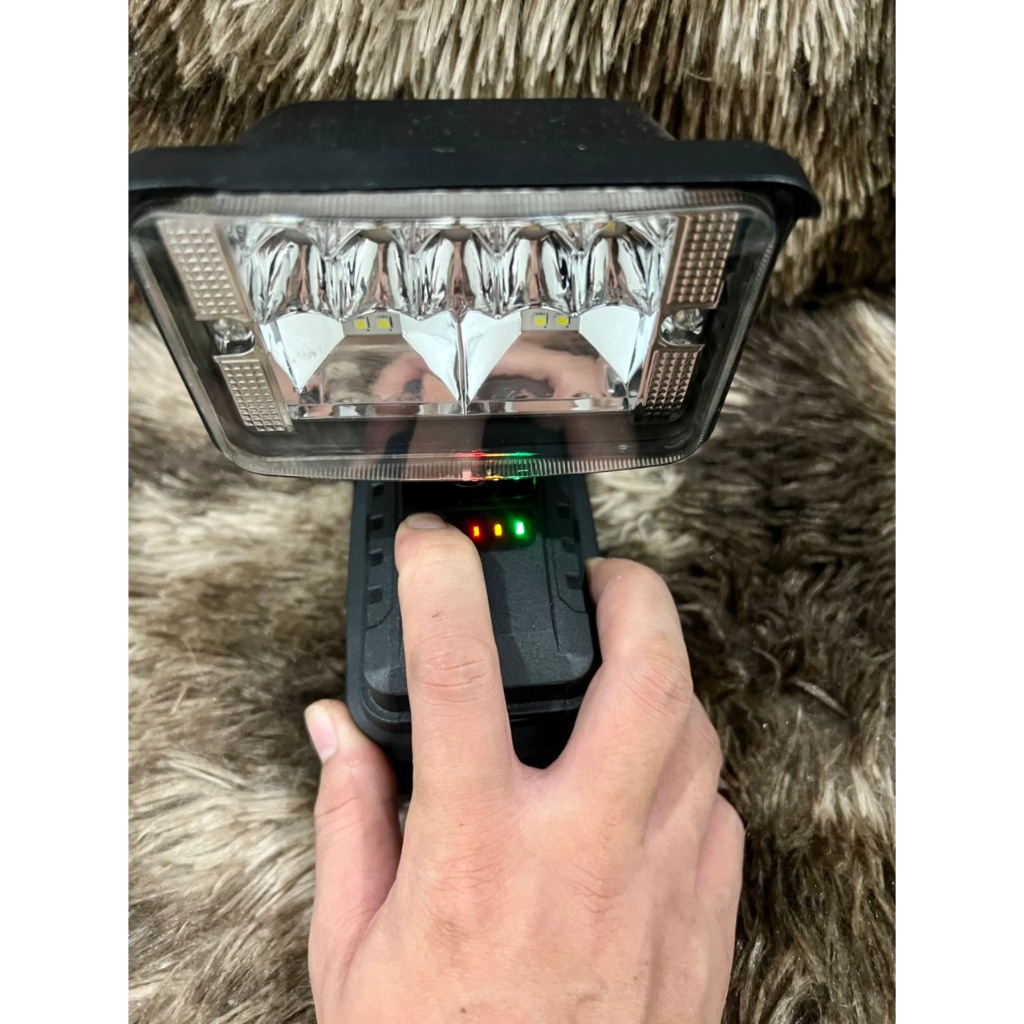 Đèn LED siêu sáng dùng chân pin Makita 18V.