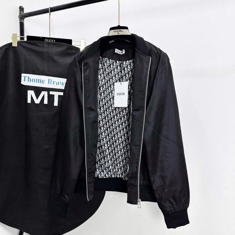 Áo khoác bomber gió nam nữ CD thêu logo sắt ngực phối lót gió vân chữ thổ cẩm monogram khoá zip AK62P