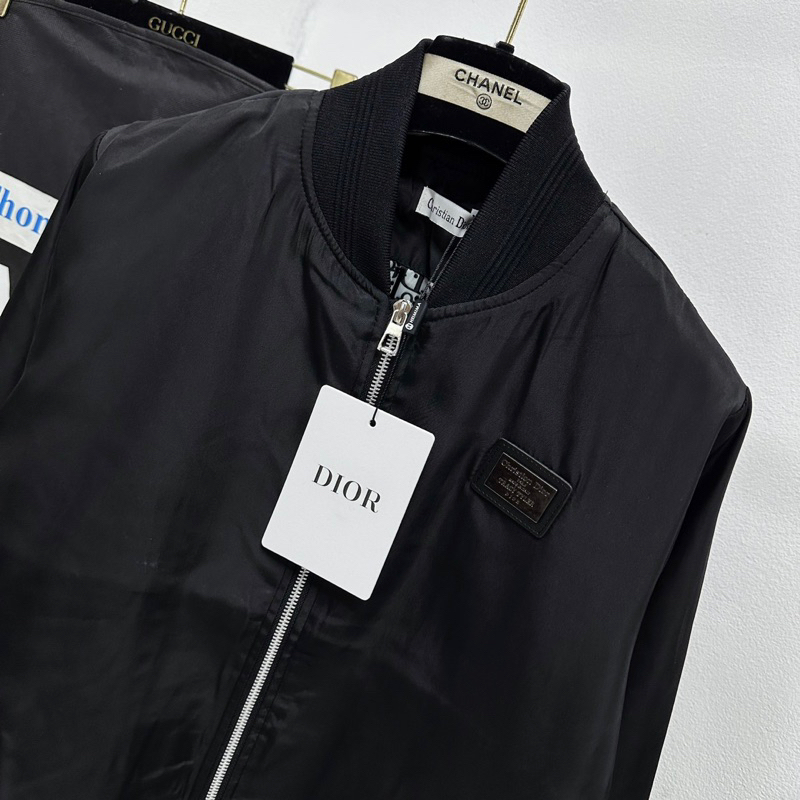 Áo khoác bomber gió nam nữ CD thêu logo sắt ngực phối lót gió vân chữ thổ cẩm monogram khoá zip AK62P