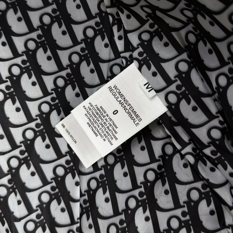 Áo khoác bomber gió nam nữ CD thêu logo sắt ngực phối lót gió vân chữ thổ cẩm monogram khoá zip AK62P