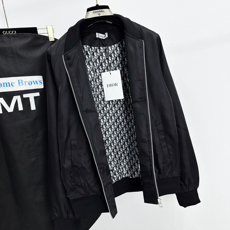 Áo khoác bomber gió nam nữ CD thêu logo sắt ngực phối lót gió vân chữ thổ cẩm monogram khoá zip AK62P