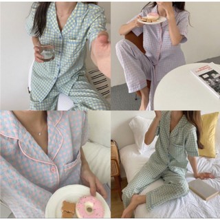 Bộ đồ ngủ pijama kẻ tay cộc quần dài.