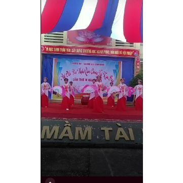 Đôi quạt múa nan nhựa phun kim tuyến, pha màu, siêu lụa, siêu bền. dài rộng 48cm giárẻ