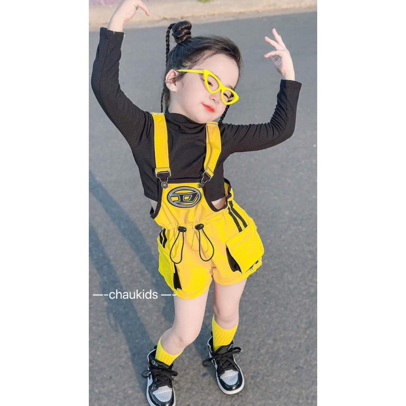 Set áo cổ đen yếm vàng cho bé gái