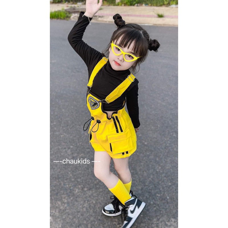 Set áo cổ đen yếm vàng cho bé gái