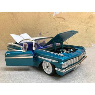 Mô hình xe cổ Impla 1959 1:24