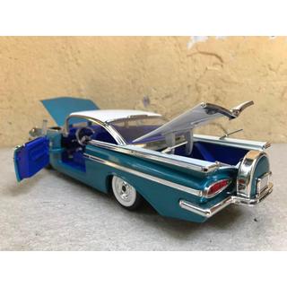 Mô hình xe cổ Impla 1959 1:24