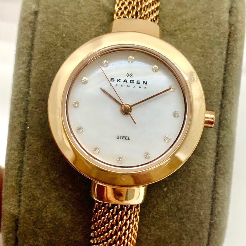 Đồng hồ còng nữ hiệu SKAGEN mặt khảm trai, cọc số đính đá pha lê