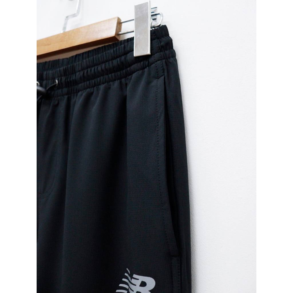 C3702 - Quần jogger dù in chữ dây kéo túi sau trơn