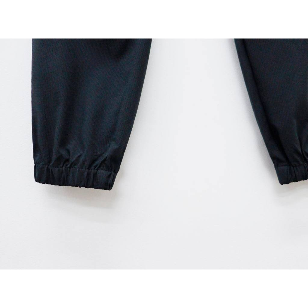 C3702 - Quần jogger dù in chữ dây kéo túi sau trơn