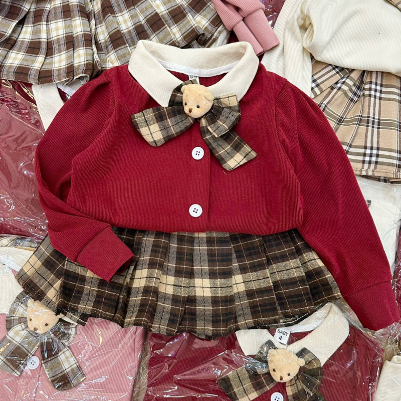 Set váy chân kẻ gắn gấu thật bé gái