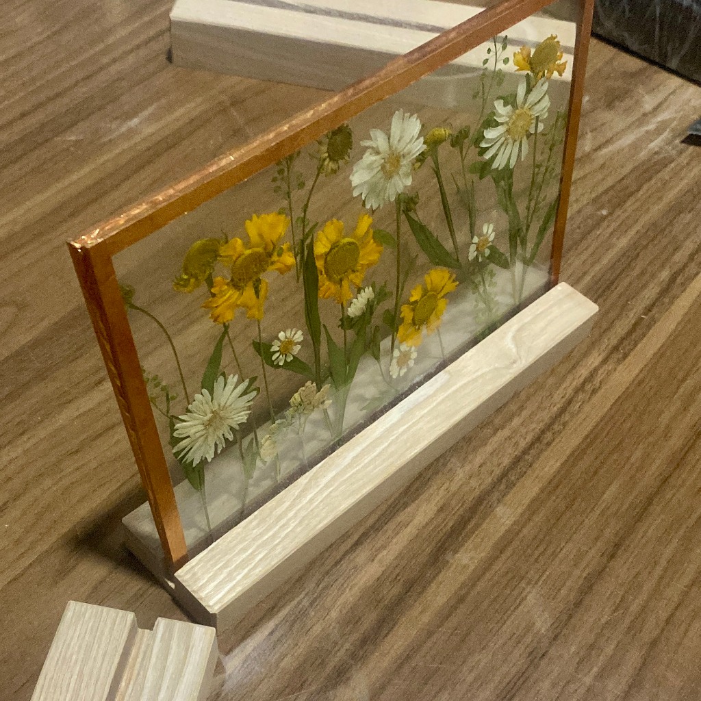 Đế gỗ size to nặng để cài tranh kính, menu loại dày 5-6mm, được thiết kế đơn giản bằng chất liệu gỗ cao cấp