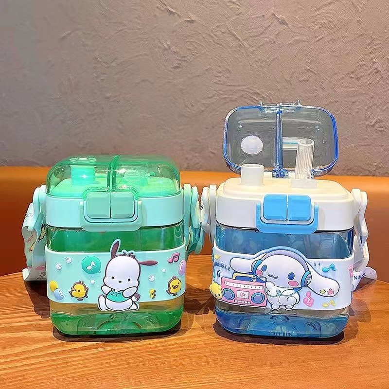 Bình Nước 2 Nắp Cho Bé Disney Sanrio Nhựa Tritan Có Dây Đeo Hình Kitty, Mickey, Gấu Dâu, Kuromi Siêu Dễ Thương-METICSHOP