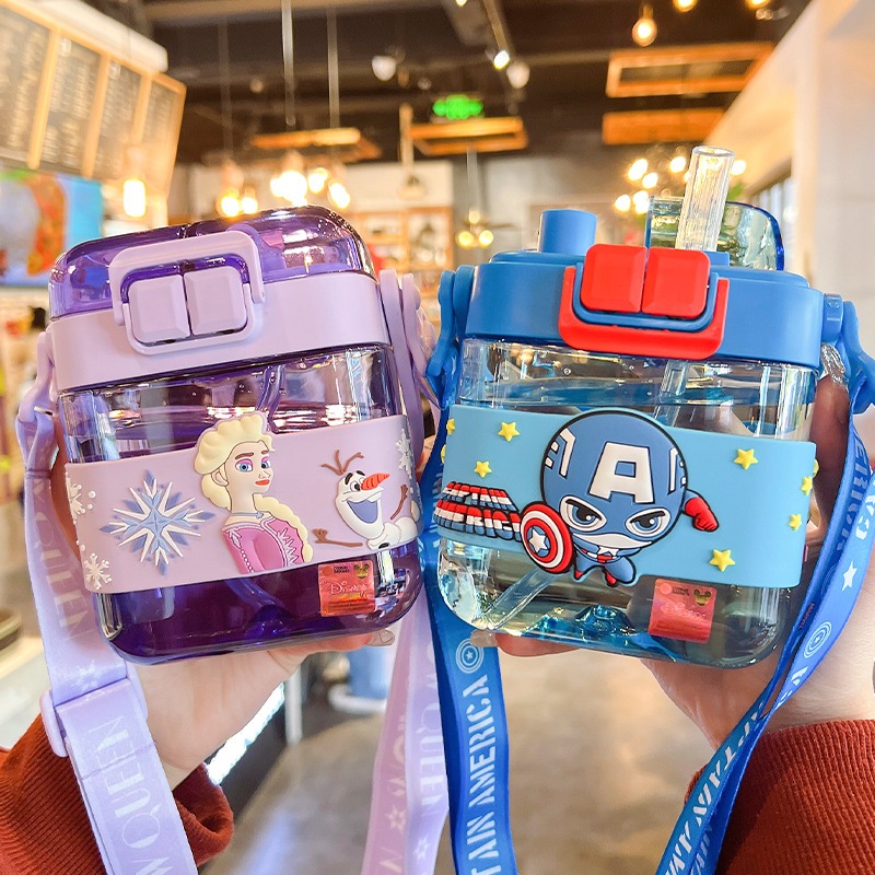 Bình Nước 2 Nắp Cho Bé Disney Sanrio Nhựa Tritan Có Dây Đeo Hình Kitty, Mickey, Gấu Dâu, Kuromi Siêu Dễ Thương-METICSHOP