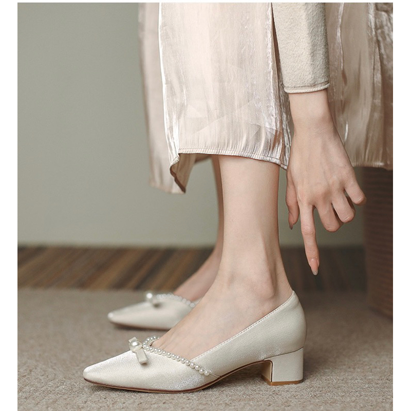 Giày cho cô dâu cho ngày trọng đại thiết kế bịt gót lên chân chắc chắn lót da mềm