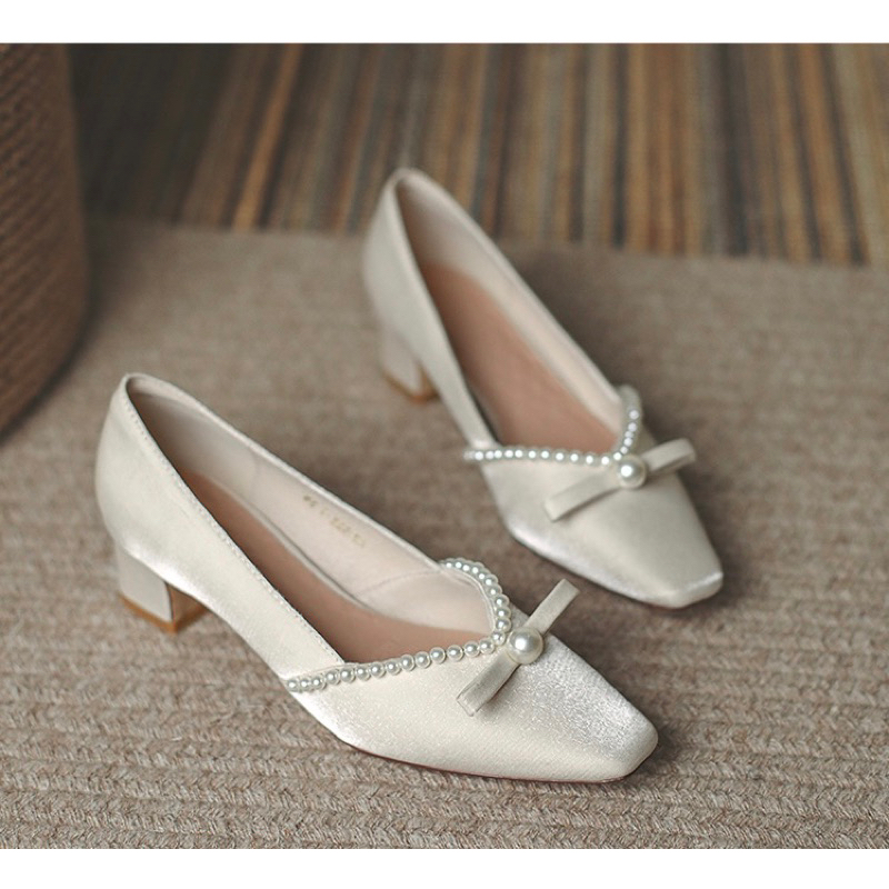 Giày cho cô dâu cho ngày trọng đại thiết kế bịt gót lên chân chắc chắn lót da mềm