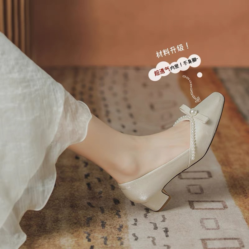 Giày cho cô dâu cho ngày trọng đại thiết kế bịt gót lên chân chắc chắn lót da mềm