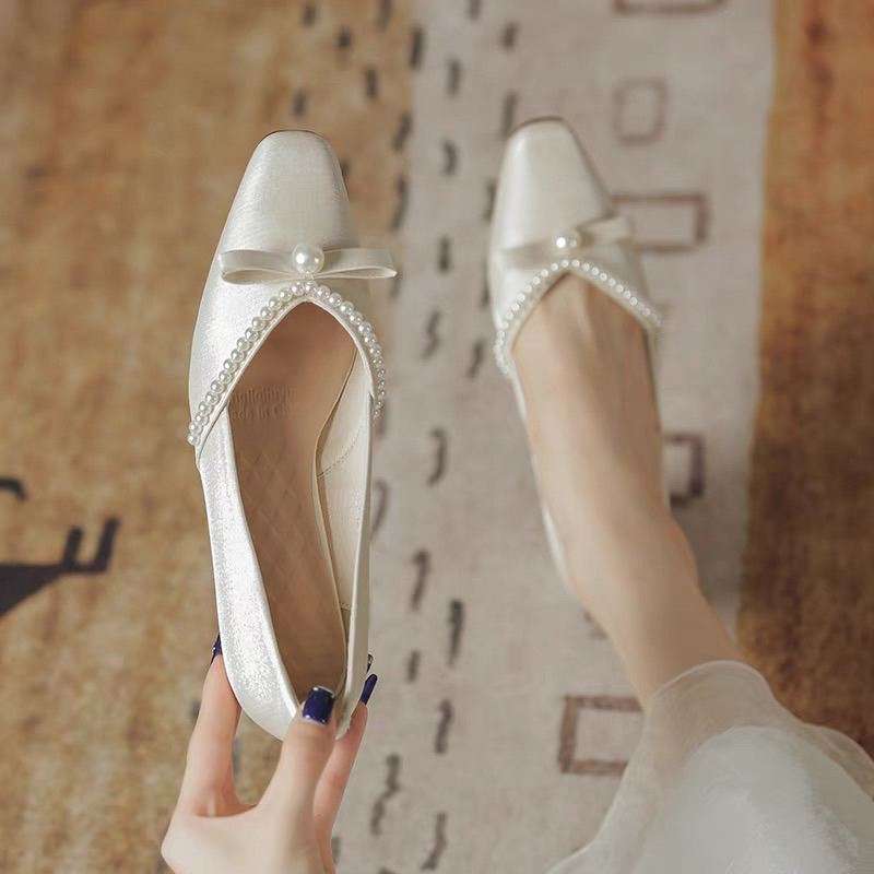 Giày cho cô dâu cho ngày trọng đại thiết kế bịt gót lên chân chắc chắn lót da mềm