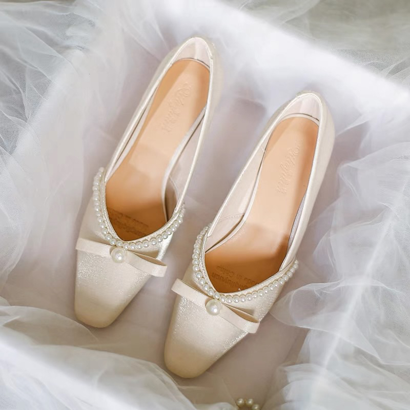 Giày cho cô dâu cho ngày trọng đại thiết kế bịt gót lên chân chắc chắn lót da mềm