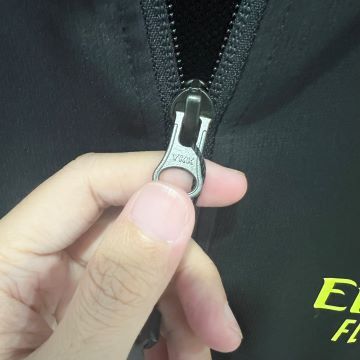 Áo khoác gió thể thao Arsenal đen sọc 2 màu xanh-vàng 2023/2024