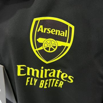 Áo khoác gió thể thao Arsenal đen sọc 2 màu xanh-vàng 2023/2024