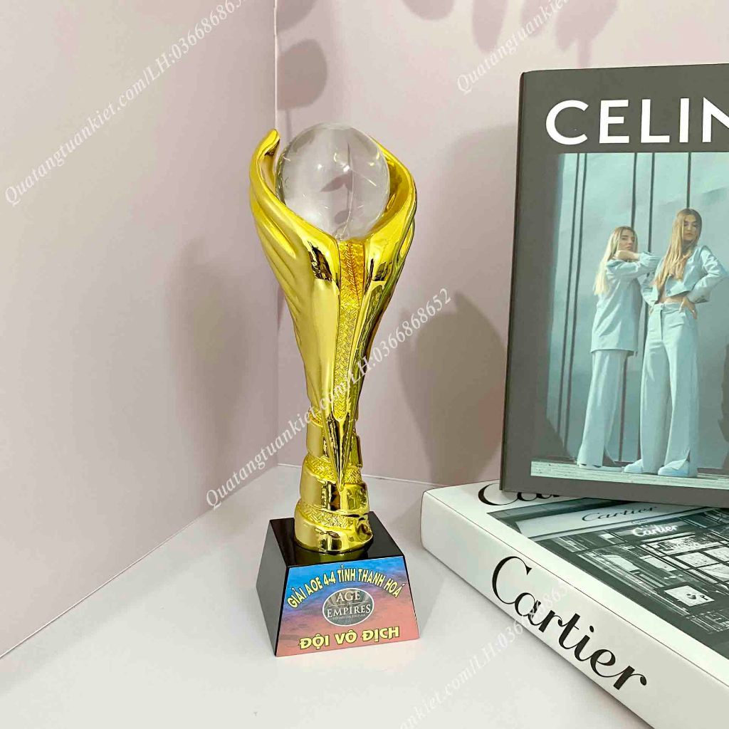 Cúp vinh danh pha lê + composite mạ vàng quả cầu cánh chim