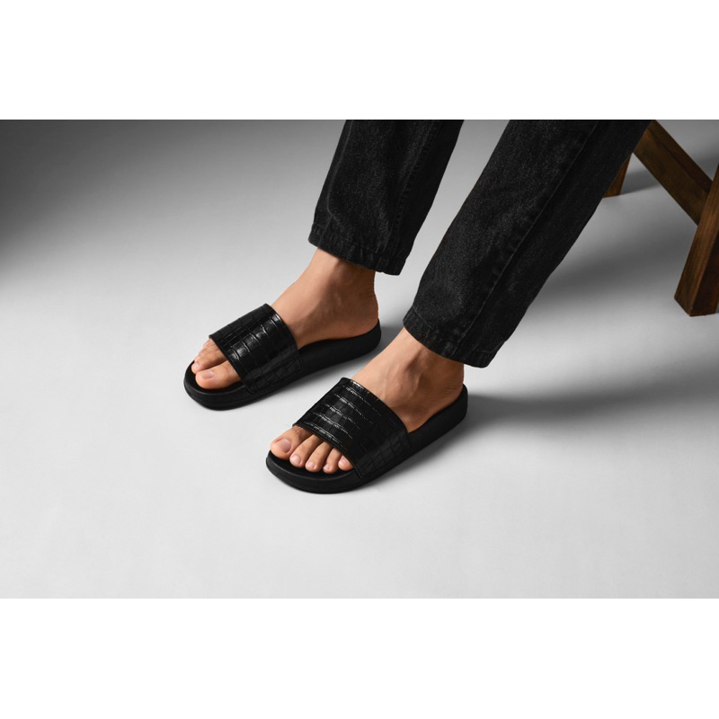 Gaw Embossed Leather Sports CODE G246