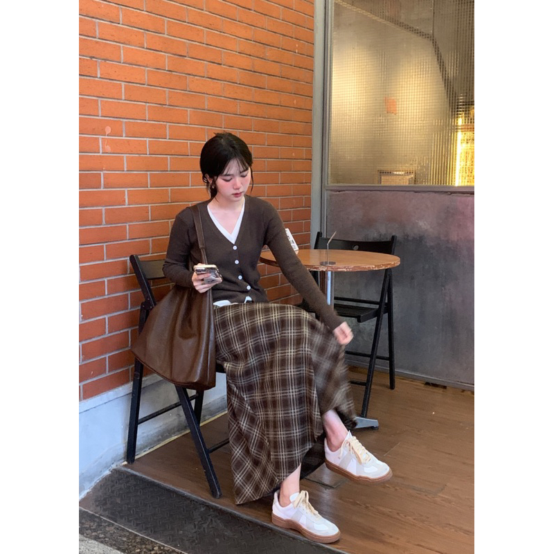 Áo len nâu+chân váy kẻ nâu