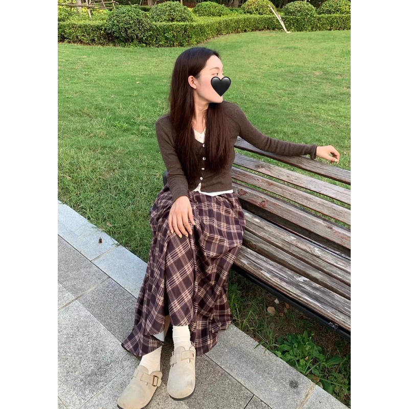 Áo len nâu+chân váy kẻ nâu