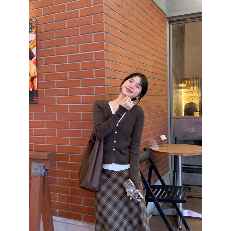 Áo len nâu+chân váy kẻ nâu