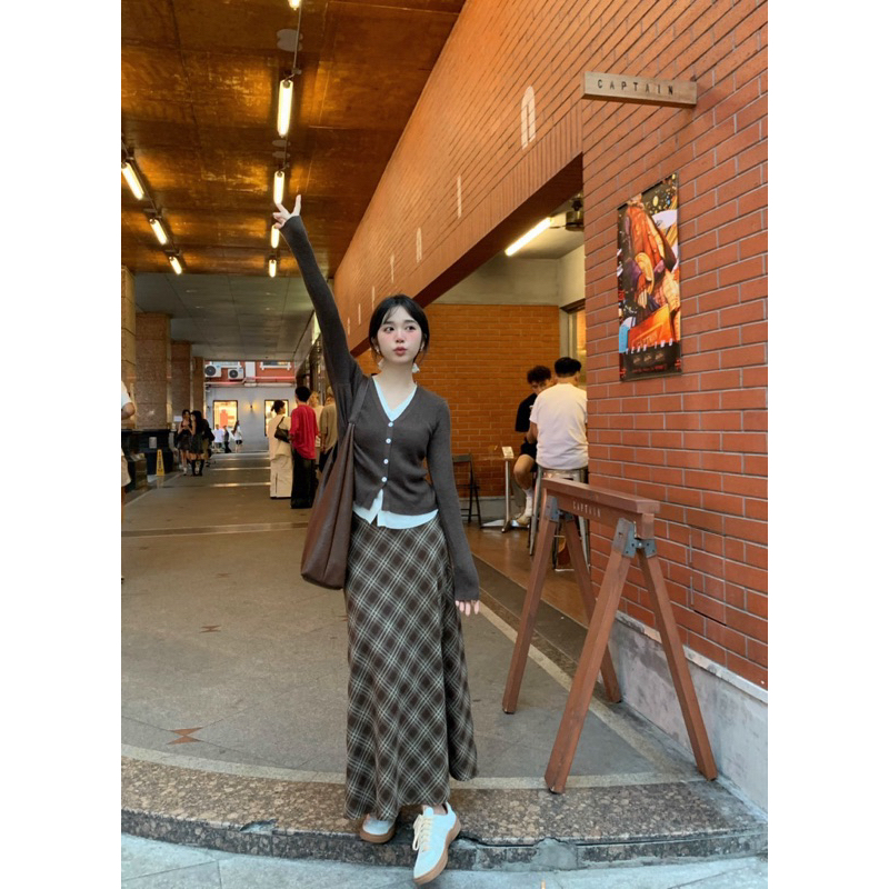 Áo len nâu+chân váy kẻ nâu