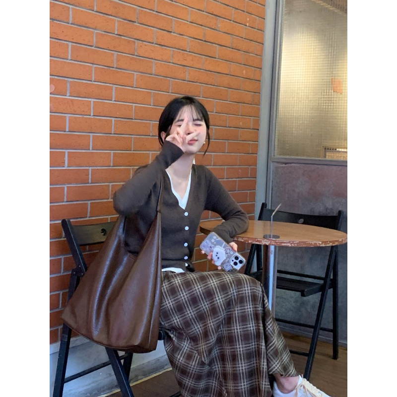 Áo len nâu+chân váy kẻ nâu