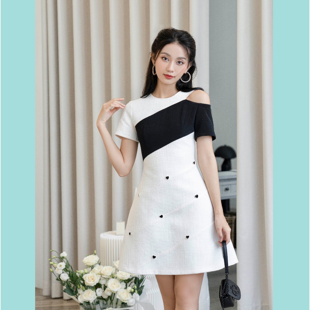 Đầm xoè trắng ODS thiết kế, đính trái tim đen, phối bản đen từ ngực qua tay, cut out 1 tay, cổ tròn, dây kéo sau - CM9