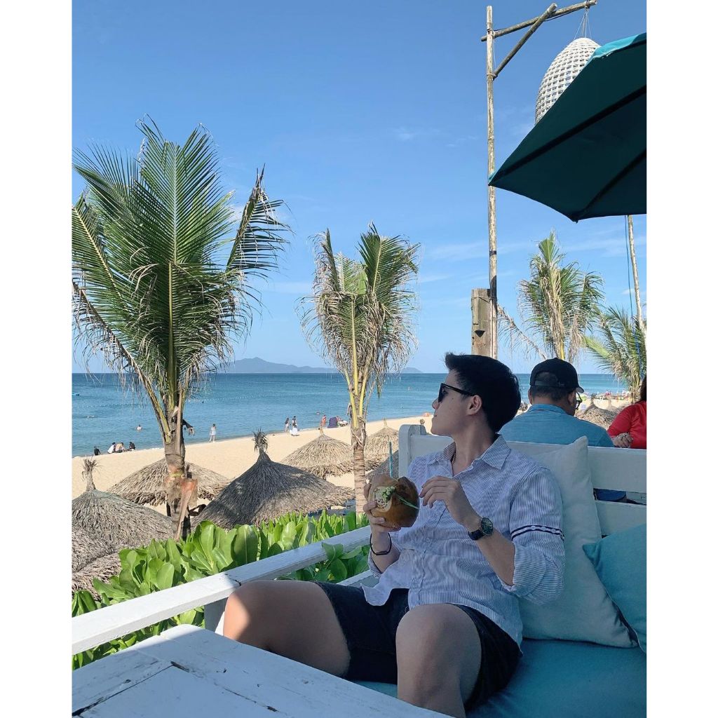 Áo sơ mi Oxford phối viền tay áo và hình thêu sau lưng trẻ trung - dễ mang hằng ngày