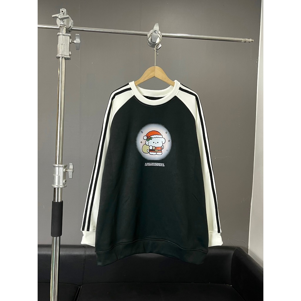 ÁO SWEATER TRẮNG PHỐI TAY SỌC IN HÌNH GẤU NGƯỜI TUYẾT E91 LUMIHOUSE