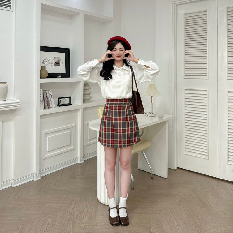 Chân váy kẻ caro có quần trong form dáng A