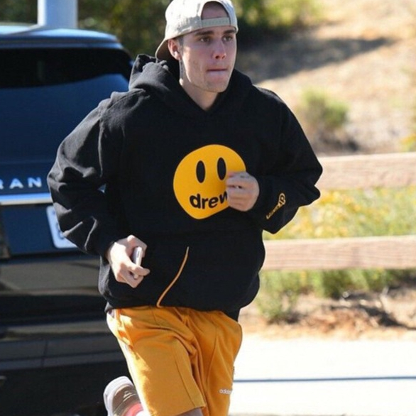 Tổng hợp mẫu áo in hình mặt cười SS2024, áo Hoodie Justin Bieber, màu đen BapeVN