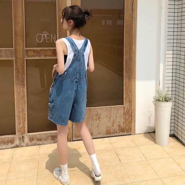 Quần Yếm Lửng Denim Dày Dặn Họa Tiết Looney Tunes Nút Bên Hông Korean Style