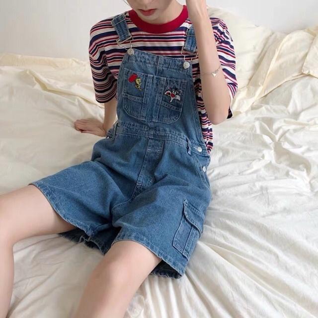 Quần Yếm Lửng Denim Dày Dặn Họa Tiết Looney Tunes Nút Bên Hông Korean Style
