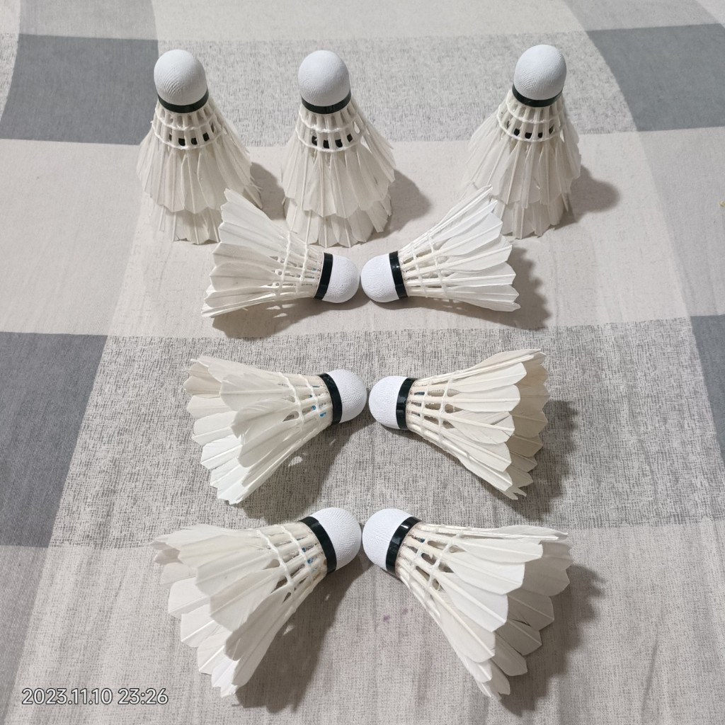 TRÁI CẦU LÔNG GIÁ RẺ - DÙNG CHO HỌC SINH - SINH VIÊN LUYỆN TẬP