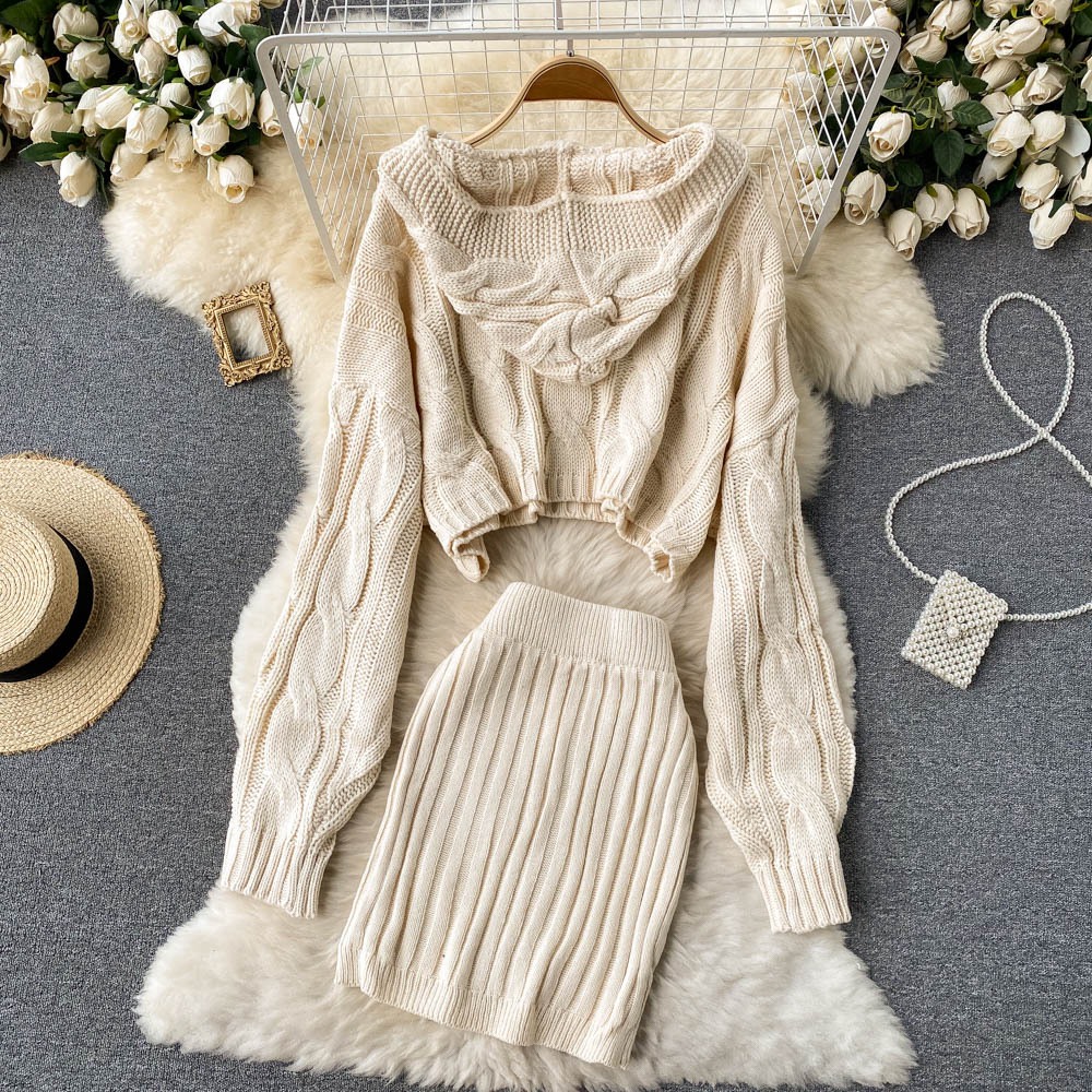 Set áo len có mũ ngắn kèm váy ngắn xoắn sang trọng