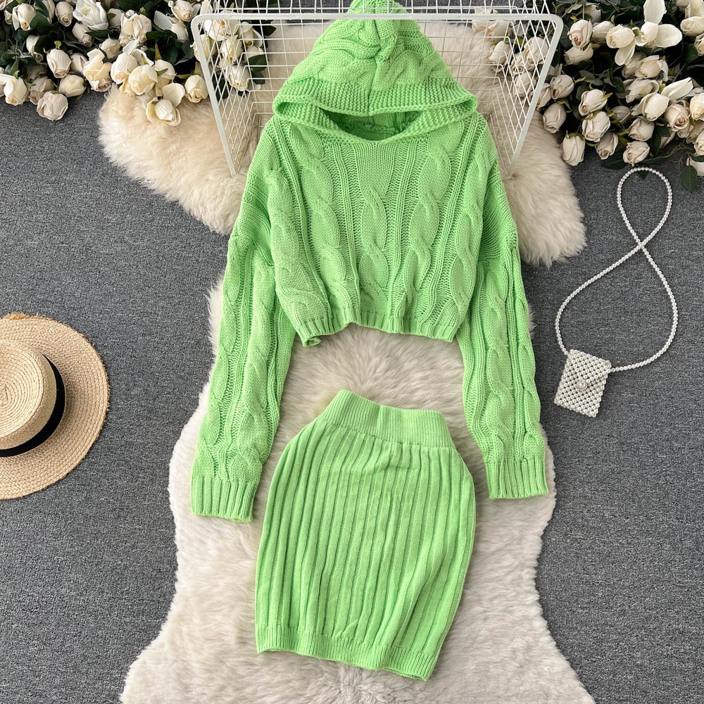 Set áo len có mũ ngắn kèm váy ngắn xoắn sang trọng