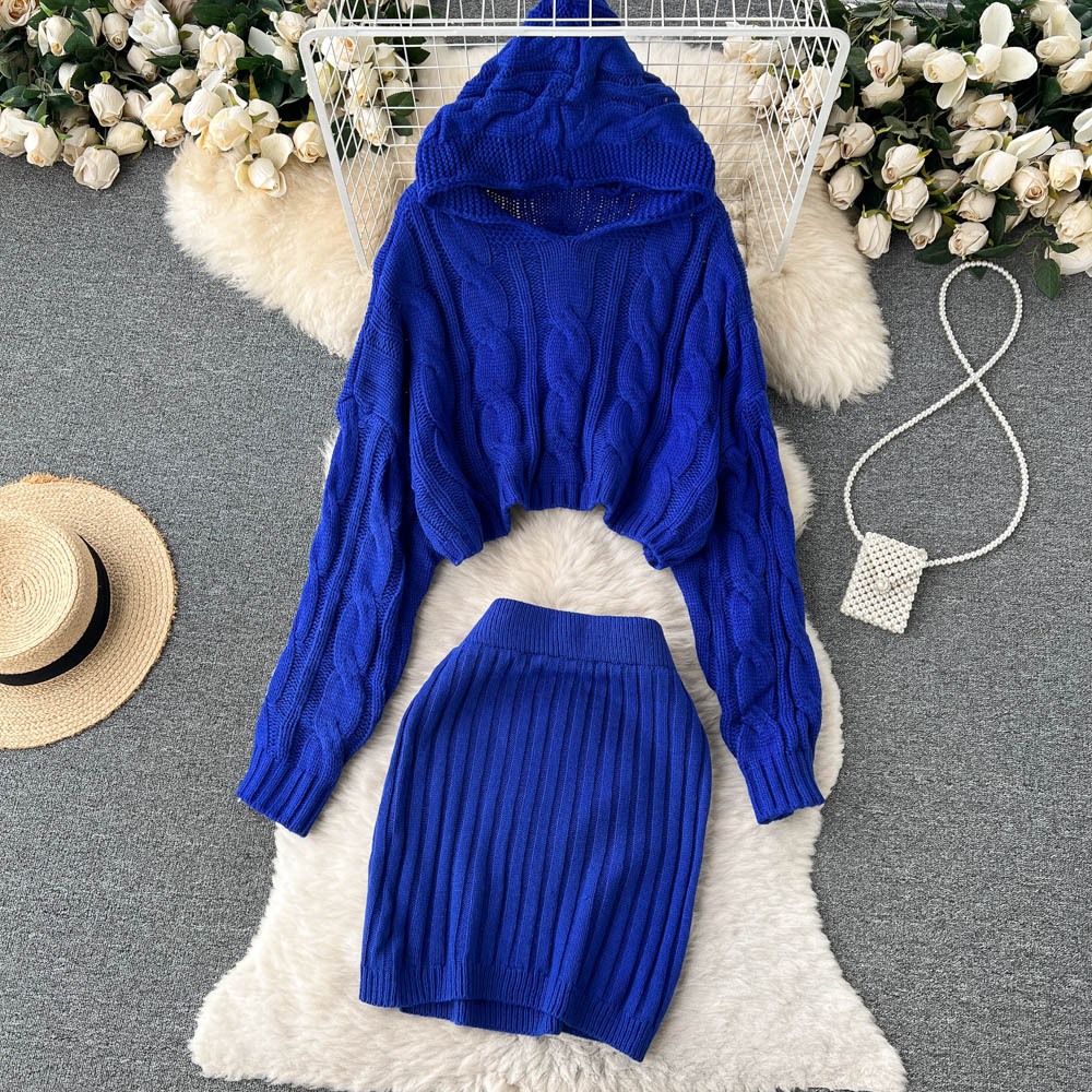 Set áo len có mũ ngắn kèm váy ngắn xoắn sang trọng