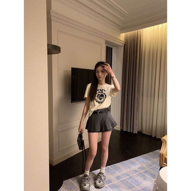 Chân váy xếp ly kèm đai thêu chữ hàng QC-Mon.Ami.hi